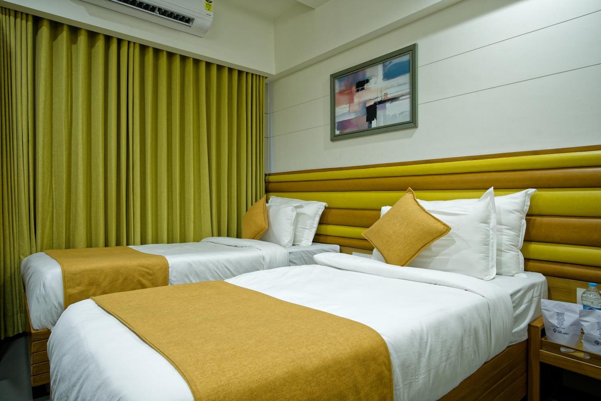 Hotel Lake Point Amhedabad Dış mekan fotoğraf