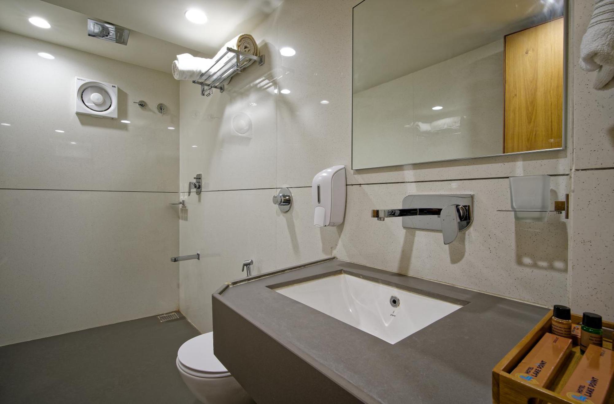 Hotel Lake Point Amhedabad Dış mekan fotoğraf