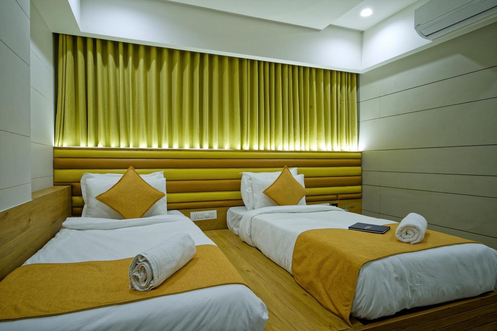 Hotel Lake Point Amhedabad Dış mekan fotoğraf
