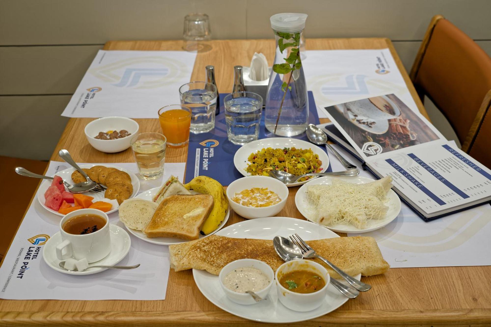 Hotel Lake Point Amhedabad Dış mekan fotoğraf