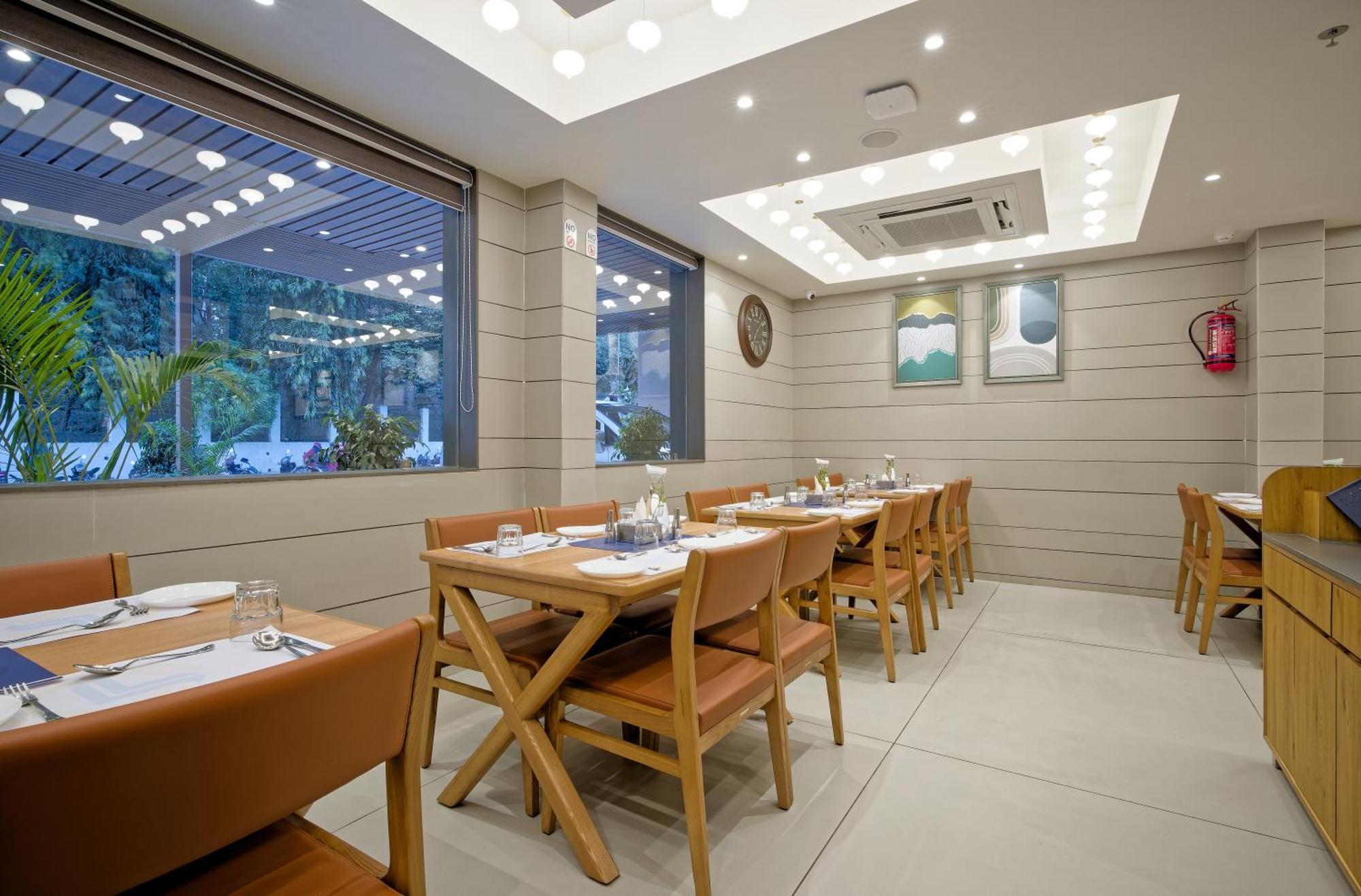 Hotel Lake Point Amhedabad Dış mekan fotoğraf