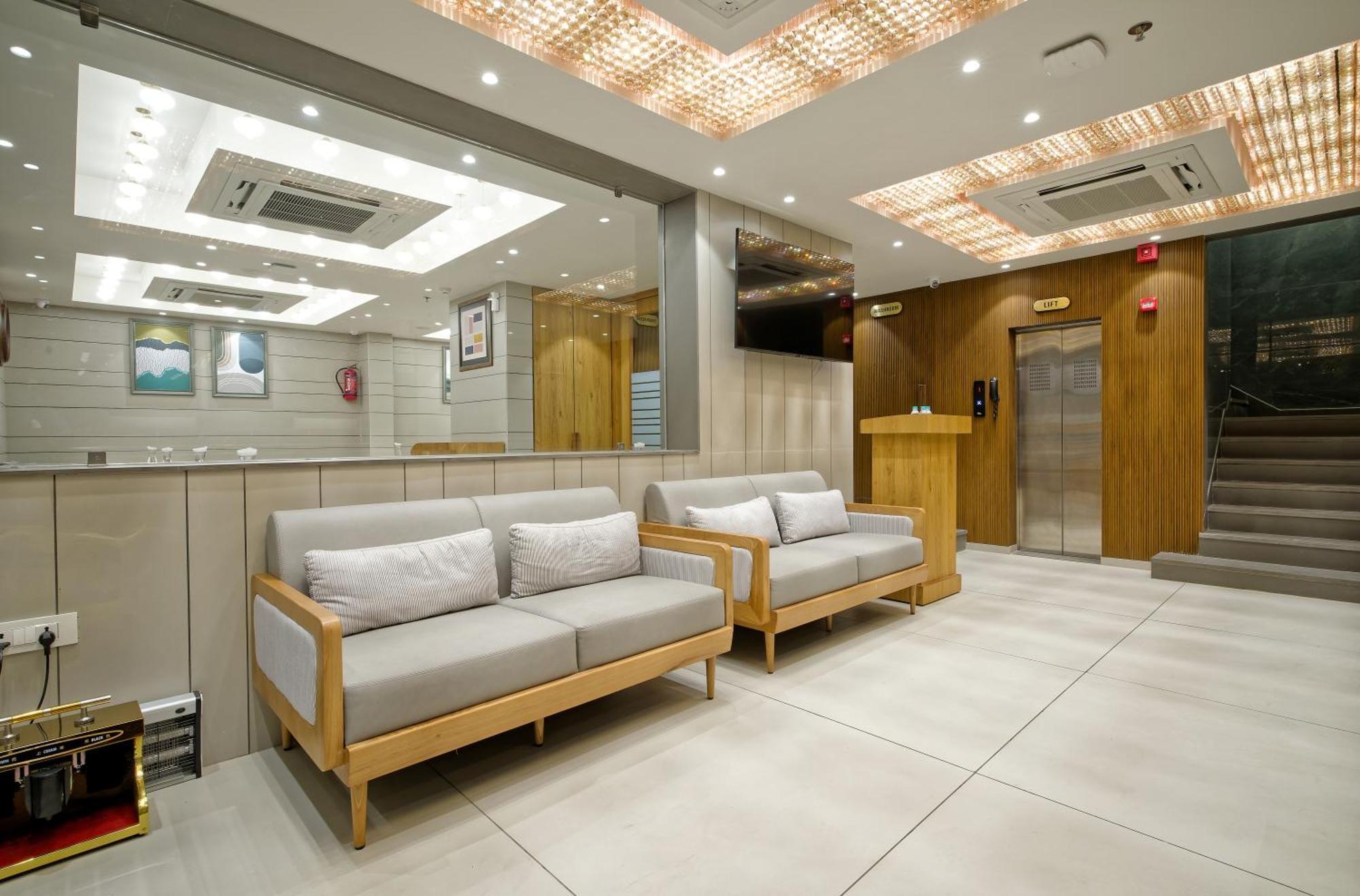 Hotel Lake Point Amhedabad Dış mekan fotoğraf