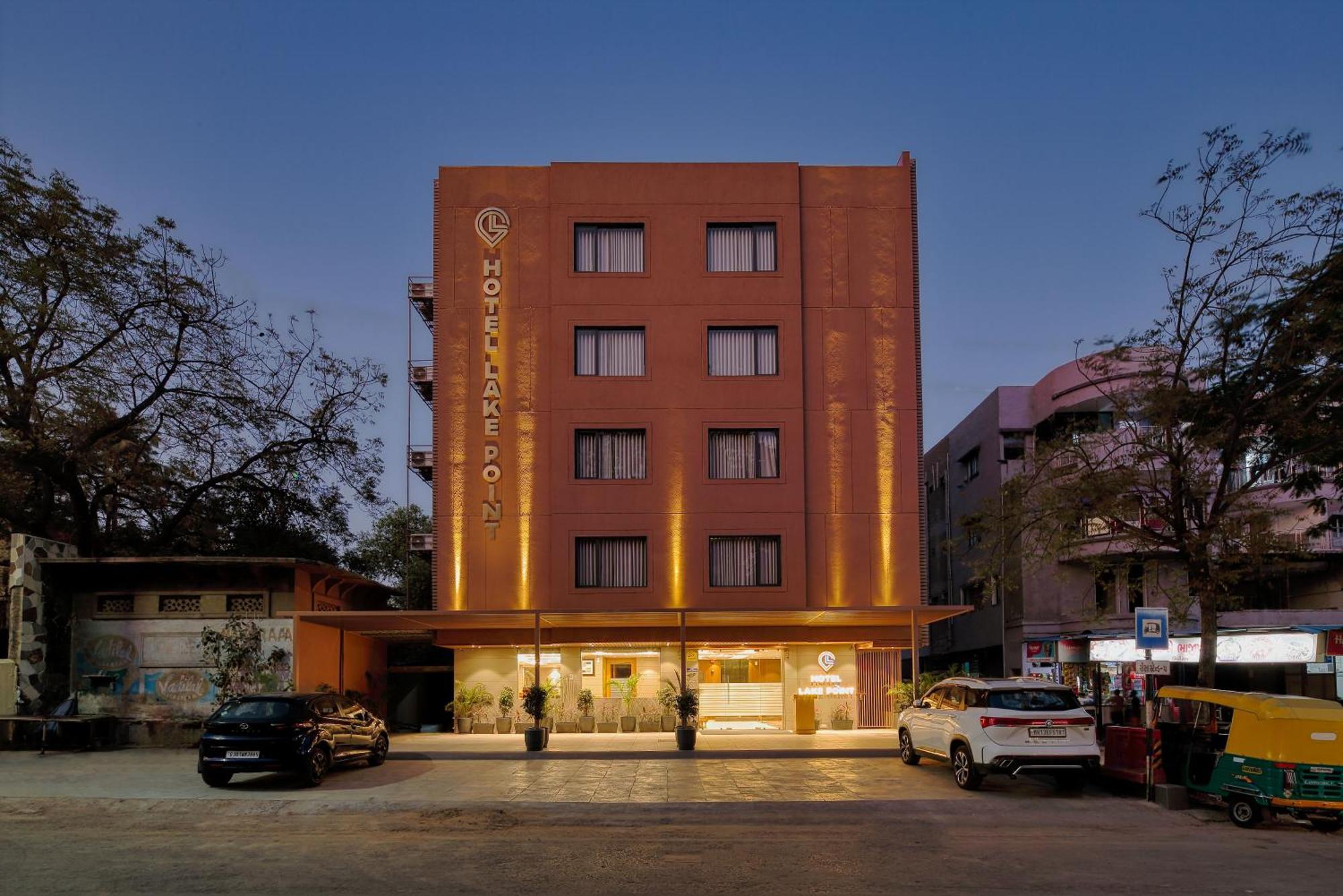 Hotel Lake Point Amhedabad Dış mekan fotoğraf