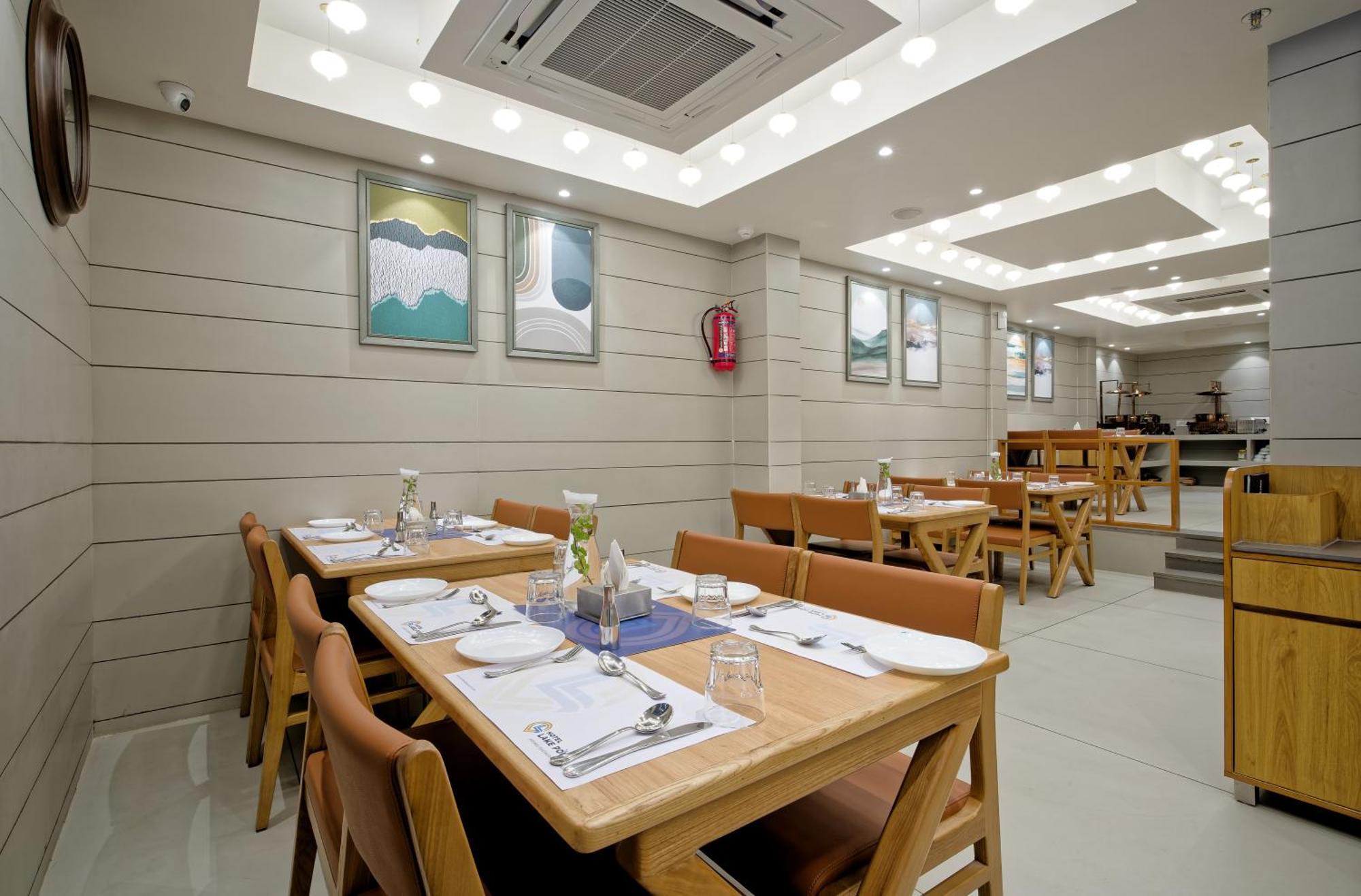 Hotel Lake Point Amhedabad Dış mekan fotoğraf
