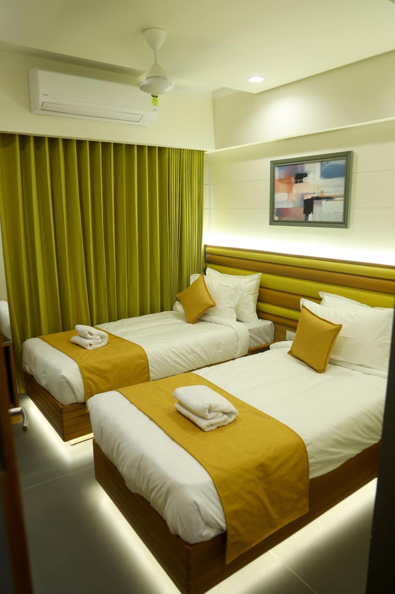 Hotel Lake Point Amhedabad Dış mekan fotoğraf