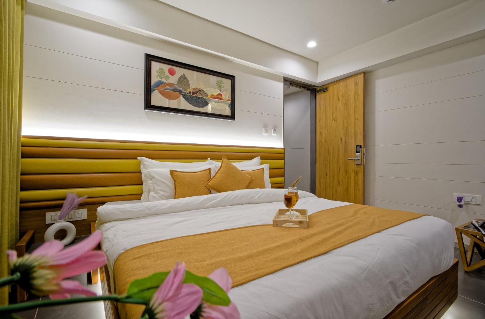 Hotel Lake Point Amhedabad Dış mekan fotoğraf