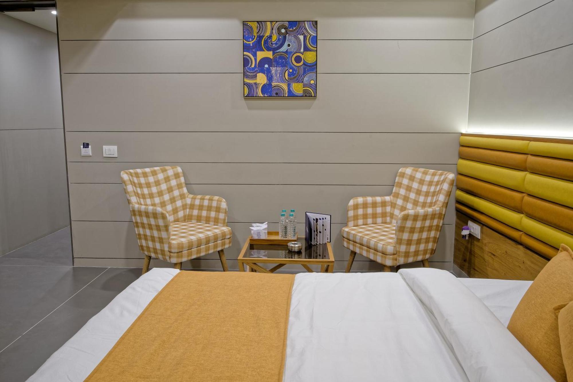 Hotel Lake Point Amhedabad Dış mekan fotoğraf