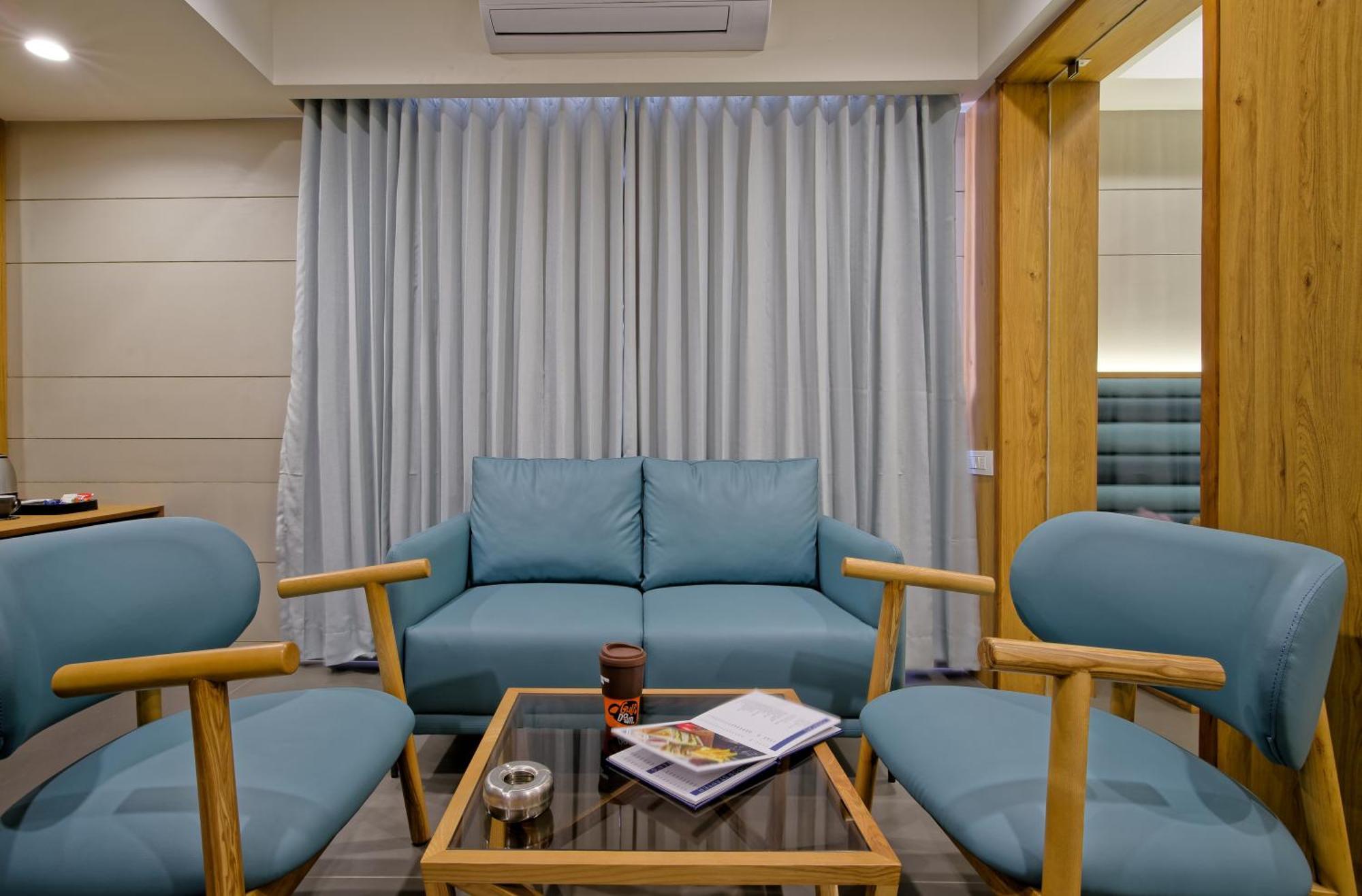 Hotel Lake Point Amhedabad Dış mekan fotoğraf