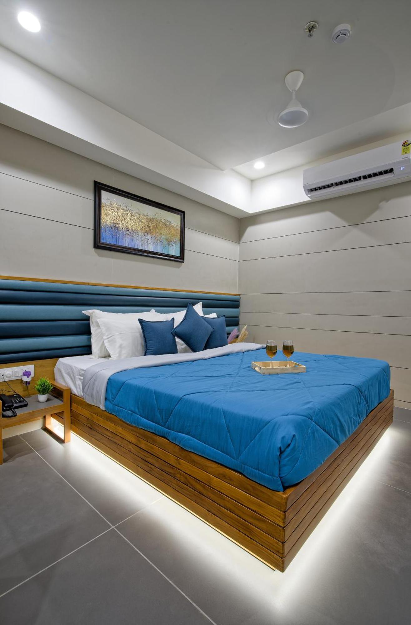 Hotel Lake Point Amhedabad Dış mekan fotoğraf