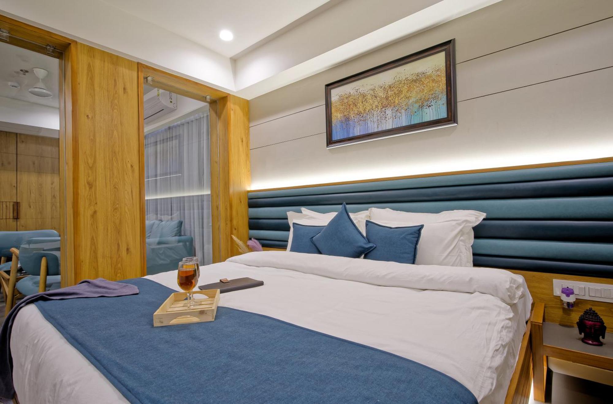 Hotel Lake Point Amhedabad Dış mekan fotoğraf