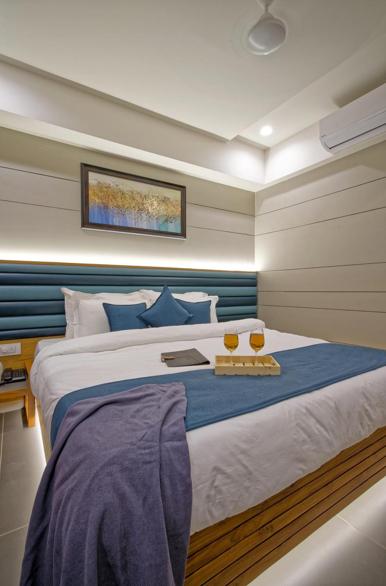 Hotel Lake Point Amhedabad Dış mekan fotoğraf